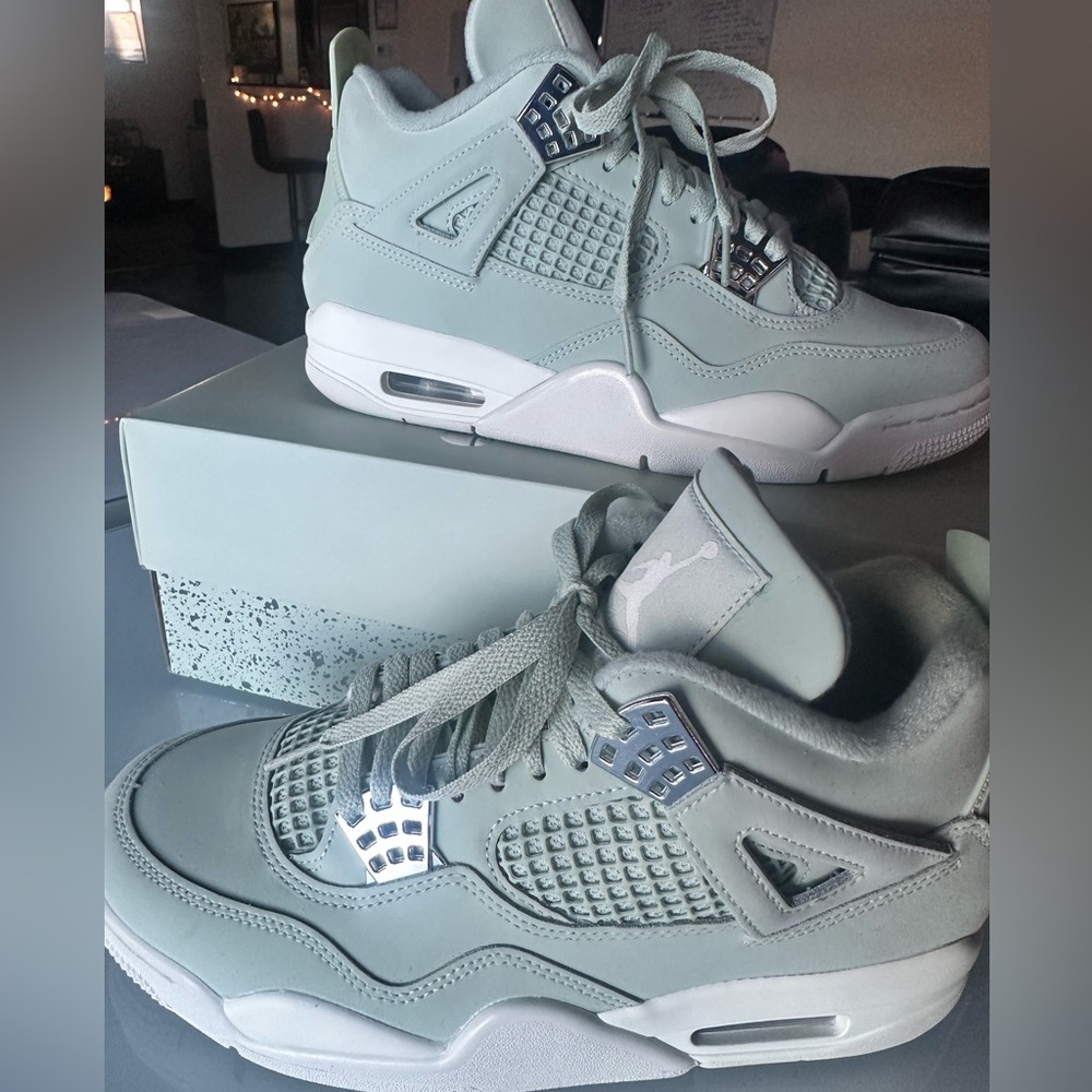 Jordan Air 4 Retro Seafoam with metallic accents - Picture 2 of 8